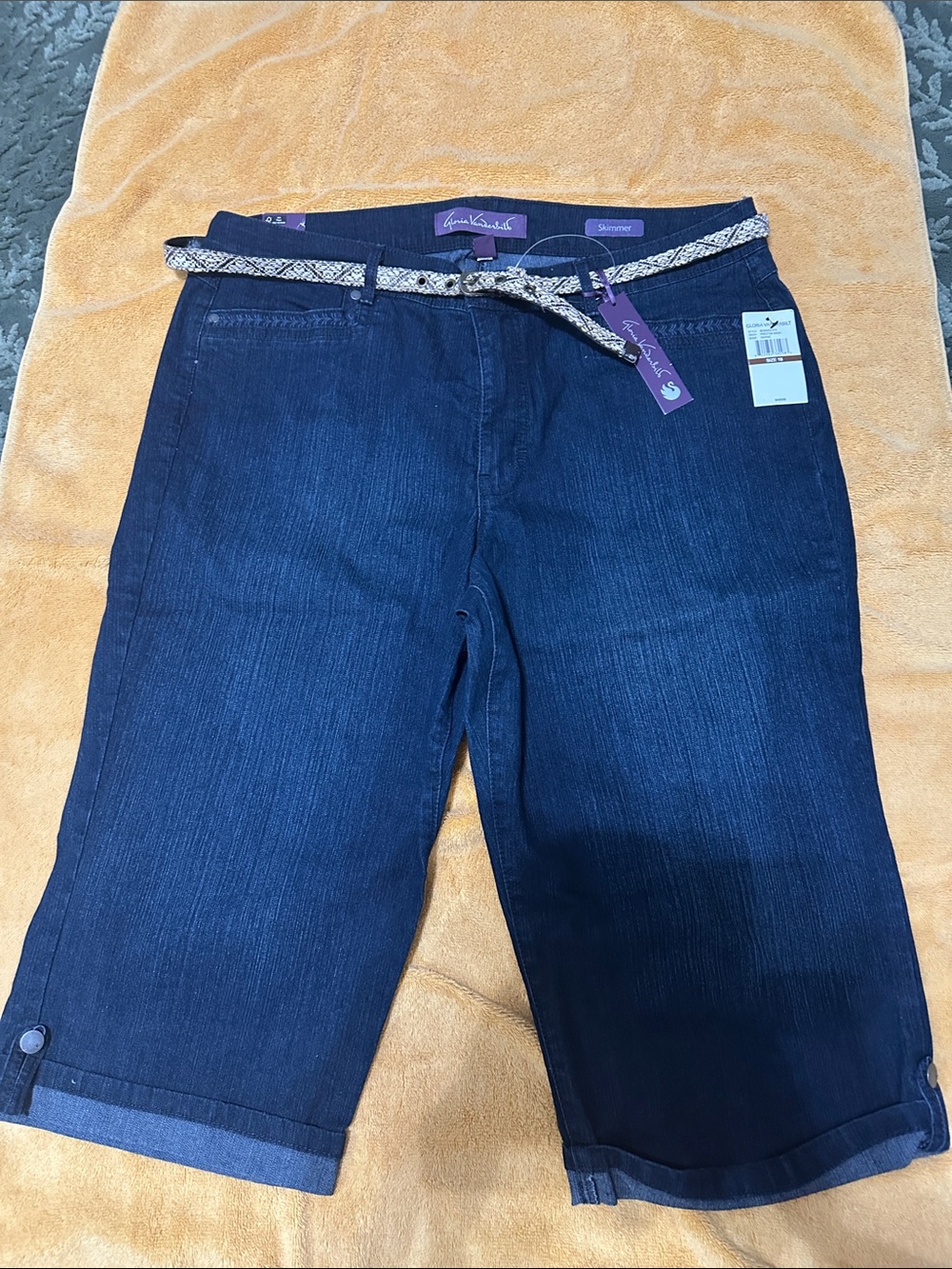 Gloria Vanderbilt Dark Blue Capri Jeans with Woven Belt